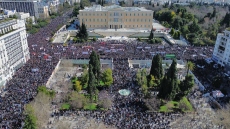 Συλλήψεις και προσαγωγές για τα επεισόδια στο Σύνταγμα, μολότοφ και φωτιές σε κάδους στη Θεσσαλονίκη
