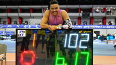 Ο Τσιτσιπάς χρησιμοποίησε τρεις τενίστες για να εξηγήσει πόσο ψηλά πήδηξε ο Καραλής, φωτογραφία 