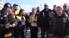 Αποθεώθηκε ο Μάριος Ηλιόπουλος στην παραλία του Βόλου από τους οπαδούς της ΑΕΚ, βίντεο