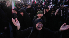 Βίντεο: Δείτε πώς πενθούν στο Ιράν τον θάνατο του Αλί Χαμενεΐ