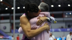 Εμμανουήλ Καραλής: Η αγκαλιά με τον πατέρα του που αξίζει... όσο ένα Παγκόσμιο Ρεκόρ, η κλήση του Μπούμπκα και ο Ντουπλάντις