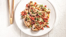 Μπουτάκια κοτόπουλου σε μπίρα και σάλτσα ντομάτας με πιπεριά
