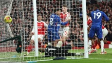 Premier League: Η Αρσεναλ λύγισε 2-1 την Τσέλσι και συνεχίζει δυνατά για τον τίτλο, δείτε τα γκολ
