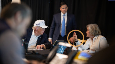 Παραβίαση ασφάλειας στο πλευρό του Τραμπ; Η συσκευή της Σούζι Γουάιλς που προκαλεί ερωτήματα
