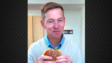 Αντιδράσεις για τον CEO των McDonald’s, ανέβασε βίντεο που δυσκολεύεται να φάει το Big Arch burger
