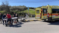 Τροχαίο στη Λαμία, αυτοκίνητο έκανε αναστροφή και συγκρούστηκε με μηχανάκι ντελίβερι