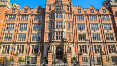 Πόσο κοστίζουν σήμερα τα δίδακτρα και η ζωή στο Ηνωμένο Βασίλειο για τους Έλληνες φοιτητές;