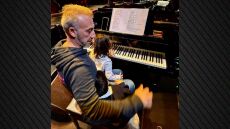 Ο Μίνως Μάτσας ανέβασε φωτογραφία αγκαλιά με τα παιδιά του