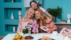 Φροντίζετε και γονείς και παιδιά; Και όμως η «γενιά σάντουιτς» έχει και οφέλη – Δείτε ποια
