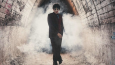 Δημήτρης Καπουράνης: Μεταμορφώνεται σε έναν σύγχρονο Άμλετ στη σκηνή του θέατρου Πορεία