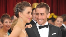 Η Μάγκι Τζίλενχαλ εξομολογήθηκε ότι ζήλευε την επιτυχία του αδερφού της: Ο Τζέικ έγινε αμέσως σταρ, τόνισε