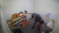 Λογοθεραπευτής στη Φλόριντα κακοποιεί αυτιστικό παιδί στη διάρκεια συνεδρίας, το χτυπάει με παπούτσι: Δείτε βίντεο