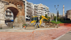 Γκρεμίστηκε το «τείχος της μουντζούρας» δίπλα από την Καμάρα στη Θεσσαλονίκη, δείτε βίντεο