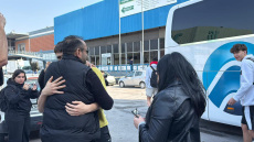 Επέστρεψε στην Ελλάδα η ομάδα νέων του Άρη: Με αγκαλιές τους υποδέχθηκαν στο «Αλεξάνδρειο»