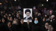 Το Ιράν αναβάλλει την κηδεία του Χαμενεΐ