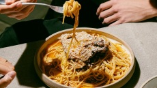 Zohόs: Για ζυμαρικά με προβατίνα και μεστές γεύσεις σε μια κρυμμένη αυλή στην Πλάκα