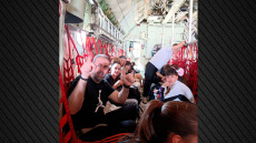 Στην Ελλάδα οι συγγενείς των αθλητών του Αρη που είχαν εγκλωβιστεί στο Αμπου Ντάμπι, δείτε φωτογραφίες μέσα από το C-130