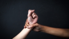 Καταγγελία για ενδοοικογενειακή βία στη Ρόδο: Μητέρα κατηγορείται για κακοποίηση της κόρης της με αυτισμό
