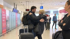 «Ακούστηκαν σειρήνες, φτιάξαμε μια βαλίτσα και φύγαμε»: Συγκλονίζουν οι Έλληνες που επιστρέφουν από τη Μέση Ανατολή