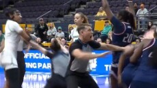 Απίστευτο ξύλο σε αγώνα μπάσκετ γυναικών στις ΗΠΑ: Η διαιτητής δέχθηκε χτύπημα και έπεσε αναίσθητη, βίντεο 