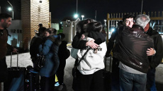 Στις αγκαλιές των δικών τους έπεσαν οι 91 Έλληνες που επαναπατρίστηκαν από το Άμπου Ντάμπι - Εφτασαν με C-130 στην Ελευσίνα