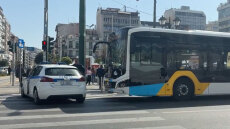 Ηλικιωμένος παρασύρθηκε από αστικό λεωφορείο στον Πειραιά, τραυματίστηκαν και δύο επιβάτες, δείτε βίντεο