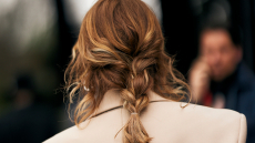 Τα πιο συχνά λάθη στο λούσιμο που κάνουν τα μαλλιά να δείχνουν άτονα και θαμπά
