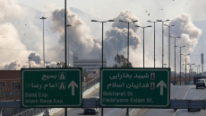 Το Ιράν απειλεί την ΕΕ ότι θα πληρώσει το τίμημα αν μείνει σιωπηλή στην επίθεση ΗΠΑ - Ισραήλ και αρνείται ότι είναι πίσω από το χτύπημα με drone στο Αζερμπαϊτζάν