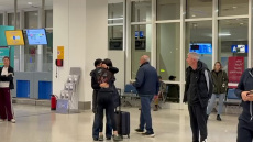 «Βλέπαμε τους πυραύλους να περνούν στον ουρανό, ζήσαμε την κόλαση»: Έφτασαν άλλοι 122 Έλληνες από το Ομάν και το Άμπου Ντάμπι, συγκινητικές στιγμές στο αεροδρόμιο, βίντεο 