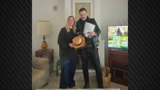 Η οικογένεια του Χάρρυ Κλυνν δώρισε προσωπικά του αντικείμενα στον Αλέξανδρο Τσουβέλα: «Η συγκίνηση τεράστια»