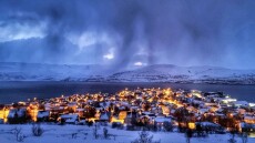 Το πιο κρύο χωριό στη Γη με τους πιο θερμούς ανθρώπους έχει 2.200 κατοίκους 30 διαφορετικών εθνικοτήτων
