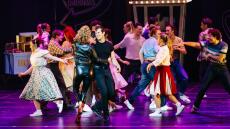 «Grease»: Το δημοφιλές μιούζικαλ έρχεται από το Λονδίνο στο Μέγαρο Μουσικής Θεσσαλονίκης