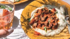 Κοκκινιστή συκωταριά με πουρέ μελιτζάνας
