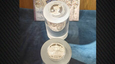 Η Τράπεζα της Ελλάδος παρουσίασε το επετειακό αργυρό νόμισμα για τα 200 χρόνια από την ονοματοδοσία της Ερμούπολης