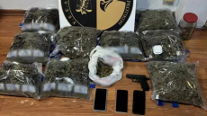 Χειροπέδες σε 46χρονο στο Χαλάνδρι που είχε 9 κιλά κάνναβης και πιστόλι-ρέπλικα στο σπίτι του
