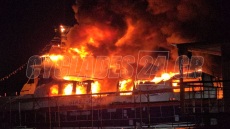 Υπό έλεγχο η φωτιά στον Ταρσανά της Σύρου – Κάηκαν τρία σκάφη
