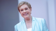 Στα 90 της η Τζούλι Άντριους επιστρέφει υπογράφοντας ένα ακόμη παιδικό βιβλίο με την κόρη της