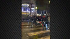 Βίαια επεισόδια έξω από τζαμί στο Λονδίνο μεταξύ Ιρανών φιλοκαθεστωτικών και φιλομοναρχικών, τραυματίστηκε ένας 17χρονος: Δείτε βίντεο