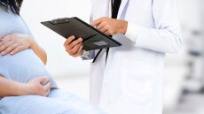 Φρίκη στην Αχαΐα: Πρώην μαιευτήρας έβγαζε γυμνές φωτογραφίες τα εγγόνια του, είχε βίντεο με σεξουαλική κακοποίηση ανηλίκων
