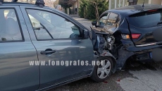 Τροχαίο στη Λαμία: Αυτοκίνητο εξετράπη της πορείας του και έπεσε σε σταθμευμένο ΙΧ, δείτε εικόνες