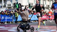 Διαγωνιζόμενος έτρεξε με μωρό στην αγκαλιά, άλλος μαζί με τον σκύλο του, δείτε όσα έγιναν στον Ημιμαραθώνιο της Αθήνας