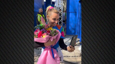 Ο Πετρούνιας δεν ξέχασε την ημέρα της γυναίκας:  Έστειλε στη Βασιλική Μιλλούση ανθοδέσμη ενώ ήταν στο Αζερμπαϊτζάν, βίντεο 