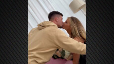 Ο Γιόβιτς χάρισε μια ανθοδέσμη στη σύντροφό του για την ημέρα της γυναίκας και πήρε ένα φιλί της, βίντεο 