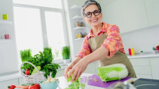 Πατήσατε τα 50; Βάλτε αυτά τα 8 τρόφιμα στο πιάτο σας – Κάνουν θαύματα