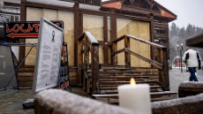 Διευρύνεται η ποινική έρευνα για τη φωτιά στο Κραν-Μοντανά, στο στόχαστρο και ο δήμαρχος Νικολά Φερό