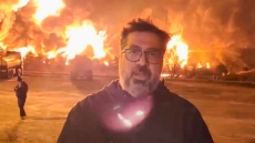 Δείτε βίντεο: Ιρανός ρεπόρτερ μεταδίδει μπροστά από «κόλαση φωτιάς», μετά από χτύπημα σε πετρελαϊκές εγκαταστάσεις