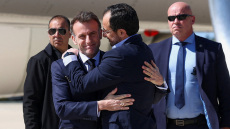 «Η αγκαλιά που ντρόπιασε τον Στάρμερ»: Τι γράφουν οι Άγγλοι για την επίσκεψη Μακρόν στην Κύπρο