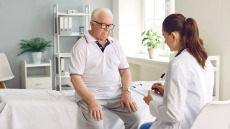 Θεραπεία ή παρακολούθηση; Δύο ειδικοί εξηγούν τι γίνεται μετά τη διάγνωση ενός όγκου