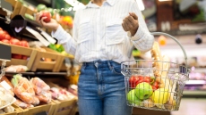 Νέο ενιαίο σύστημα επισιτιστικής βοήθειας: Απευθείας στα νοικοκυριά μέσω vouchers 400 εκατ. ευρώ 