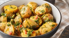 Τα 8 απαραίτητα αρωματικά της Άνοιξης και σε ποιες συνταγές δίνουν γεύση και φρεσκάδα